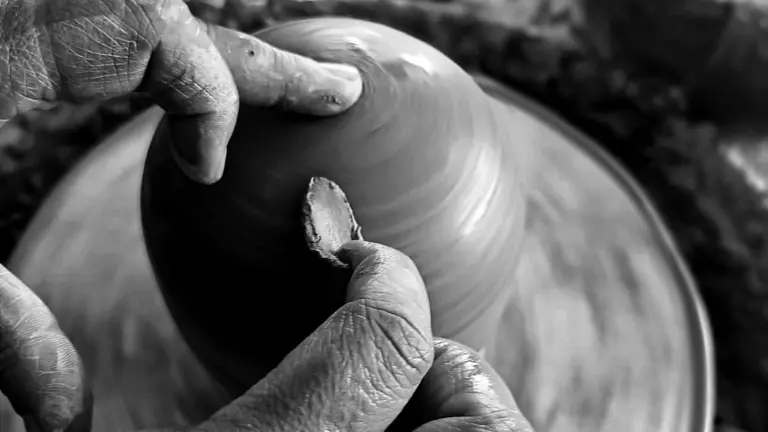 Mans da leira Maria Canedo facendo os balons da Oleria de Buno