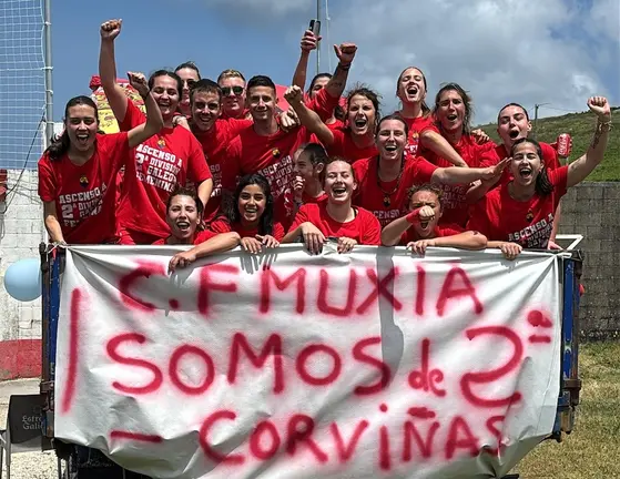 O Muxia CF Fem celebrando o ascenso