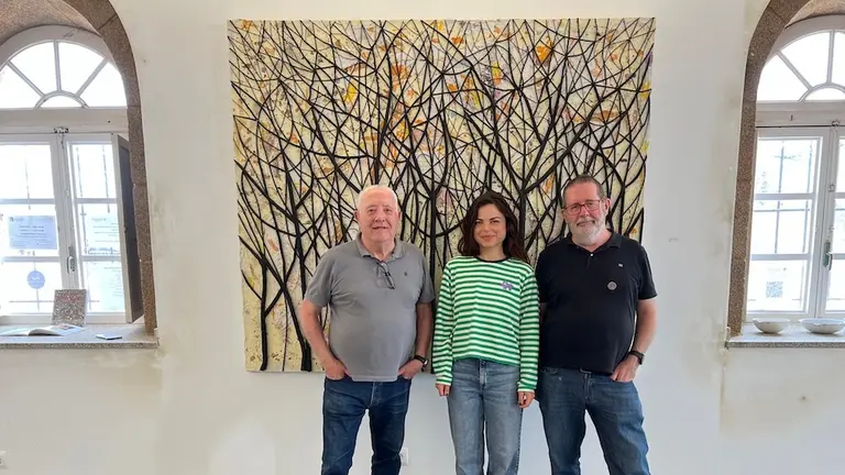 Nuria Kolb con familiares de Anton Mouzo na exposicion no Faro Vilan