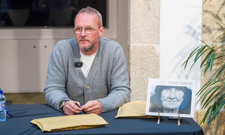 Marcos Rodriguez presentando o libro en Carballo