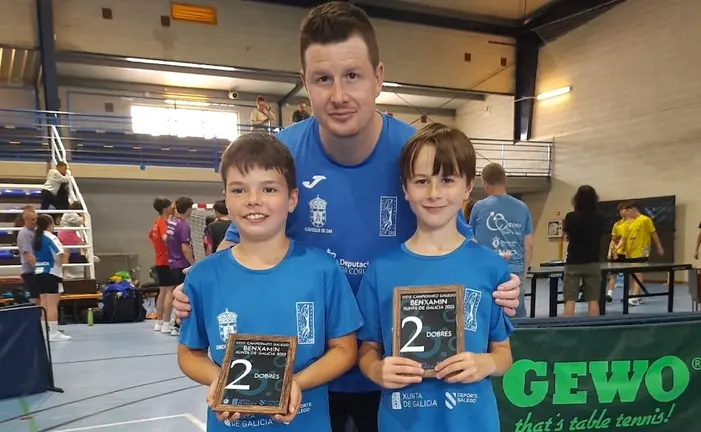 Anxo Castro e Roi Cea co adestrador Miguel Rey