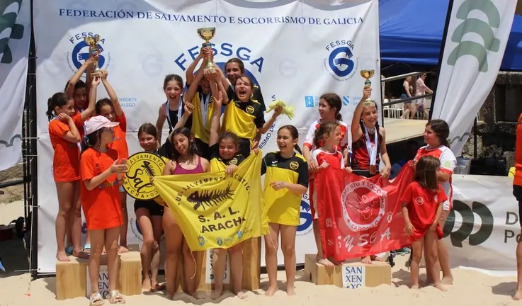 As peques do SAL e do SYSCA nun dos podios do Campionato Galego de Salvamento e Socorrismo de Sanxenxo