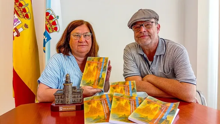 A alcaldesa de Fisterra, Áurea Domínguez Sisto, e o autor Steffen A. Pfeiffer durante a entrega dos primeiros exemplares da nova antoloxía no Concello de Fisterra