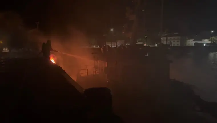 Incendio barco no porto de Brens