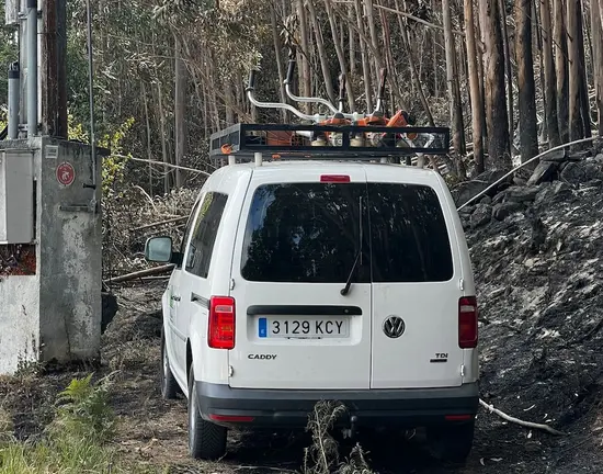 Furgoneta de Naturgy desbrozando a franxa de alta tension que provocou o incendio do Couto