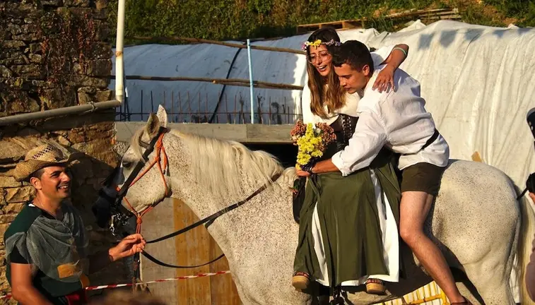 TARDE NOITE NO MEDIEVO Riobo-Boda cabalos