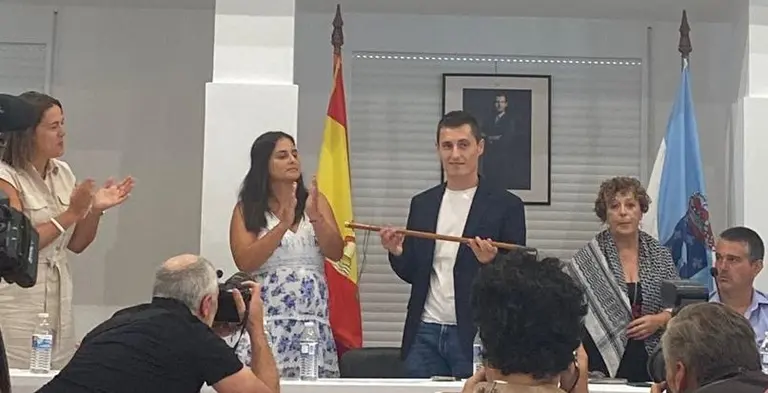 Luís Insua, a carón de Jenifer Suárez, co bastón de mando de novo alcalde de Fisterra