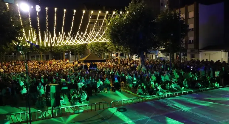 A Praza do Concello de Carballo nunha actuacion neste Veran Cultural