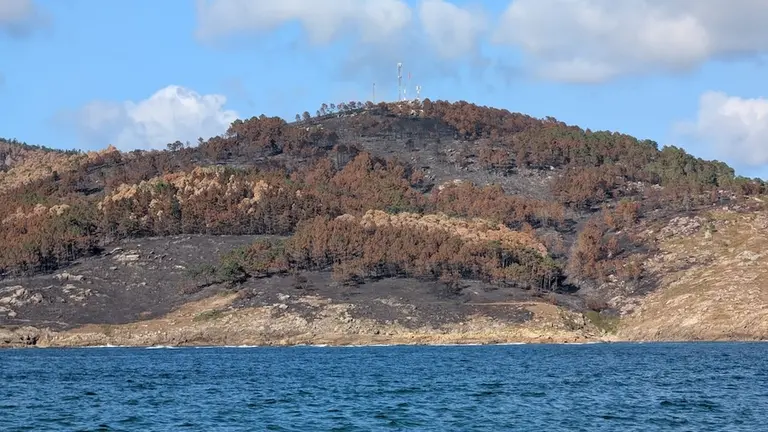 O Monte Branco Ponteceso queimado dende Area das Vacas