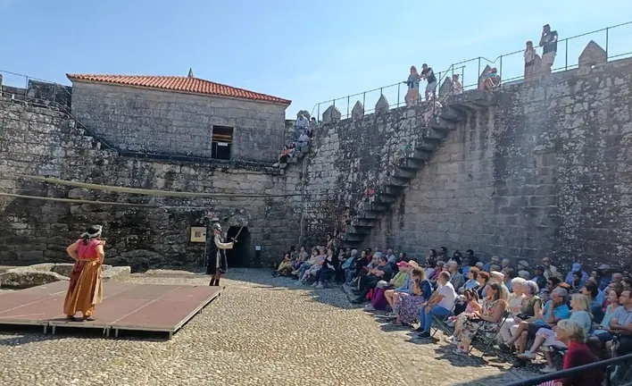 Imaxe dunha visita teatralizada no Castelo de Vimianzo