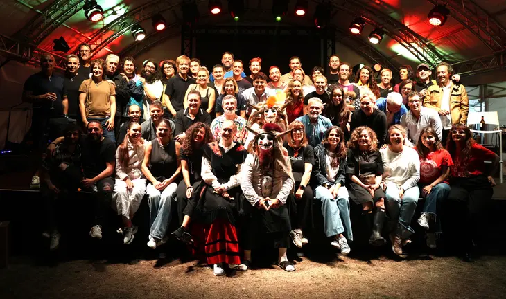 foto familia. Elenco artistas participantes, organización do Museumsuferfest