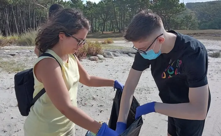 Usuarios de Integro recollendo lixo plastico para Diversiplas