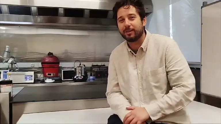 Brais Pichel cocinando