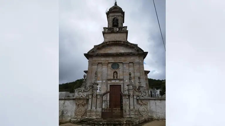 foto da fachada da propia igrexa de Rus-Carballo