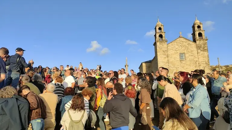 O alala de Muxia con Xabier Diaz na Punta da barca-Foto-Dimas