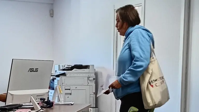 Unha das familias do IES Agra Raices presendo queixas