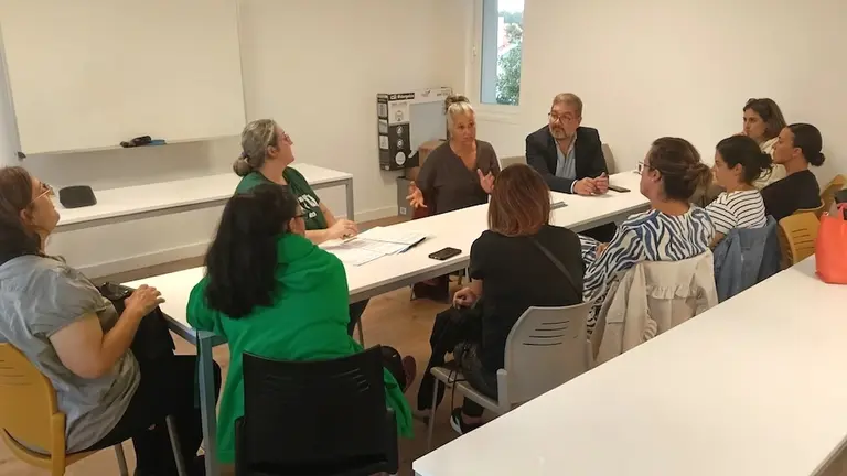 Familias dos coles de Muxia con Merce Barrientos e Oscar Insua do BNG