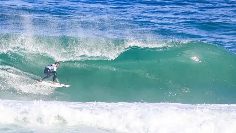 Francisco Ordonas nas ondas de razo. Foto @laurentmasurel : @wsl.qs