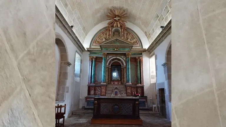Foto do retablo do santuario dos Milagres de Caión