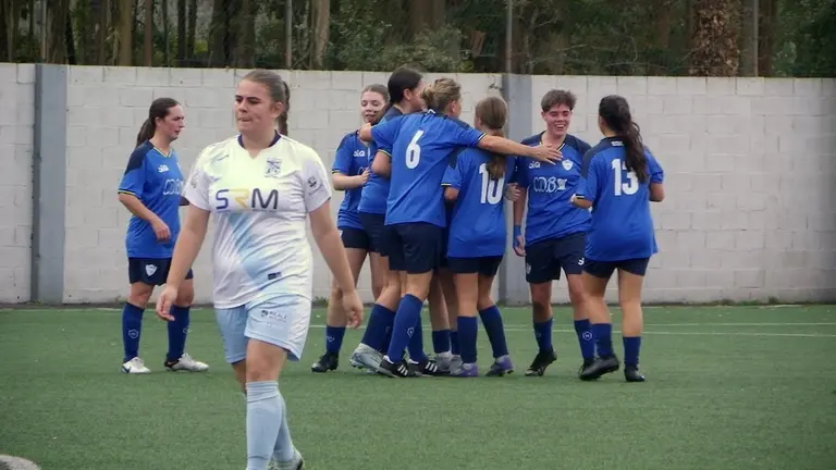 As xogadoras do EFJC Camarinas celebrando un gol en Zas