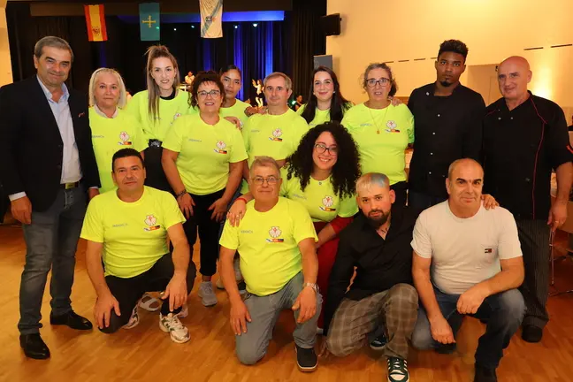 Centro Galego LIetchenstein-directiva y equipo de trabajo con el presidente de la entidad Manuel Figueroa