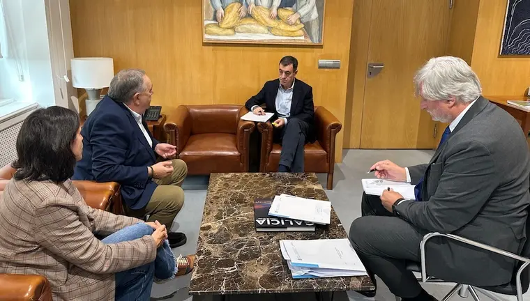 Reunión Laracha alcalde conselleiro Educación