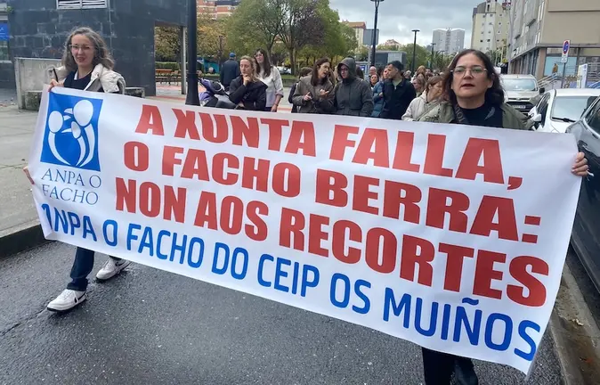 Familias de Muxia na manifestacion do profesorado contra os recortes no ensino