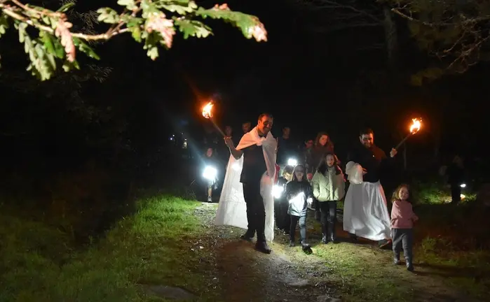 Rolda da Santa Compaña no Samain no Campo de Cortes-Xose Sendon Caamano