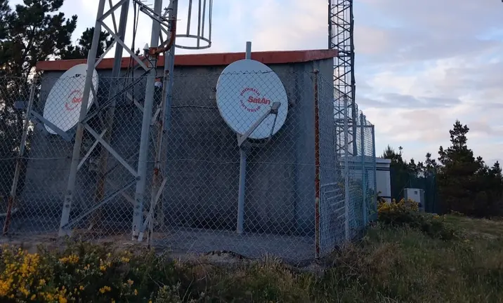 Antenas do repetidor de televisión situado na aldea do Seixo