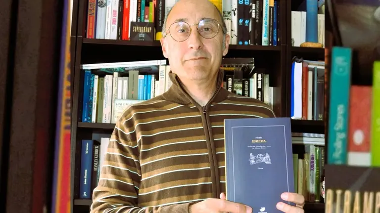 Alfonso Blanco coa traducion da Eneida.Foto-Renée Huerta