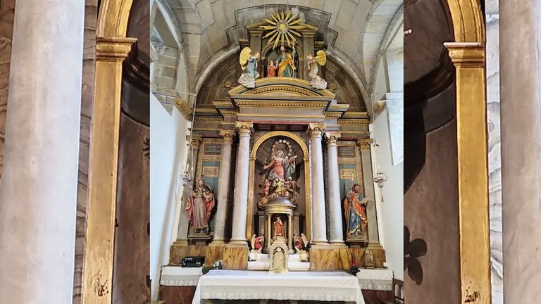  foto do actual retablo da igrexa de Rus, onde foi sepultada Antonia Rodríguez da Rama, esposa do pintor Ignacio Tiburcio Freire
