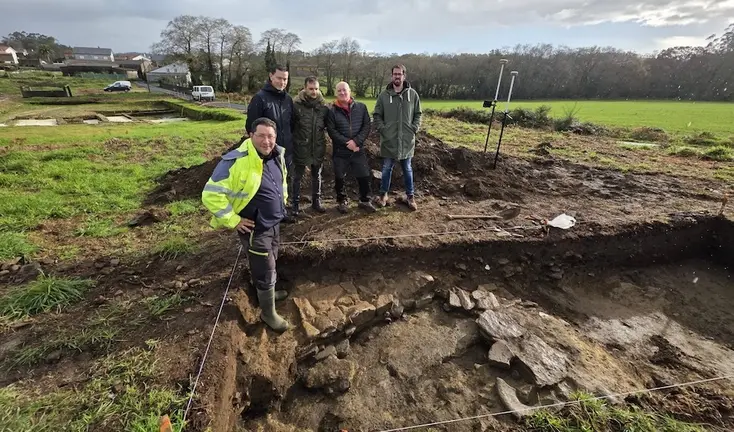 Ilustración 1 Membros do INCIPIT-CSIC visitando as escavacións arqueolóxicas en Brandomil