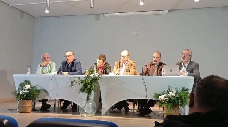 Mesa sobre turismo en Fisterra