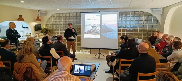 Xan Fernandez Carrera presentando a nova guia da Costa da Morte