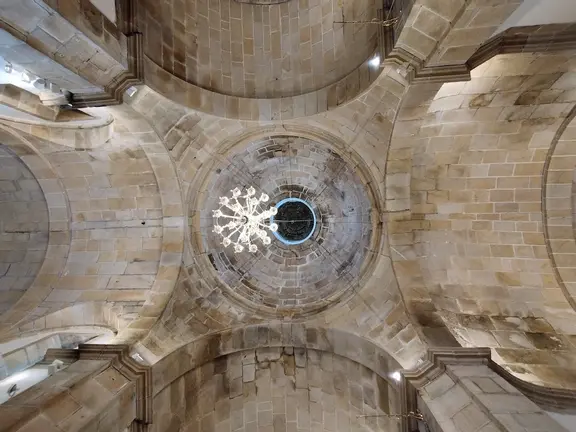 Fotografía en plano nadir da cúpula e das bóvedas da igrexa de Rus, en Carballo