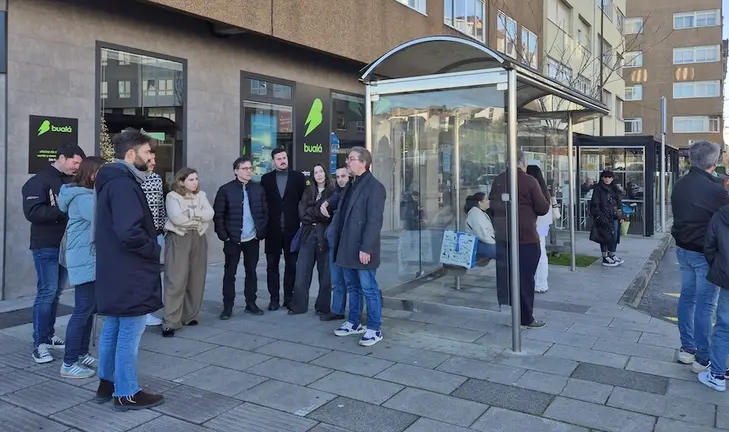 Esperando o bus en Carballo con Galiza Nova