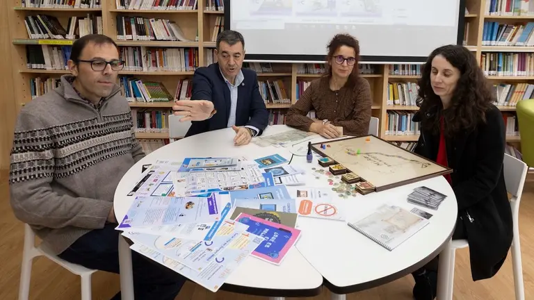 O Conselleiro Roman rodriguez cos mestres do IES de Baio Oscar Rey Calo Fina Paulos e Lorena Cerdeira