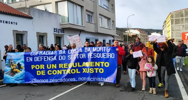 Manifestacion en Corcubion do sector do mar