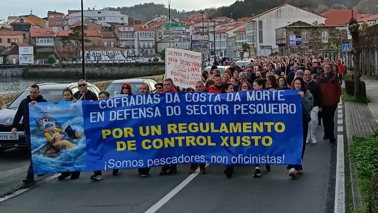 Manifestacion en Corcubion do sector do Mar contra o regulamento de control