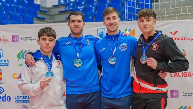 Alex Felpeto segundo pola dereita coa medalla de bronce na Liga Nacional de Karate