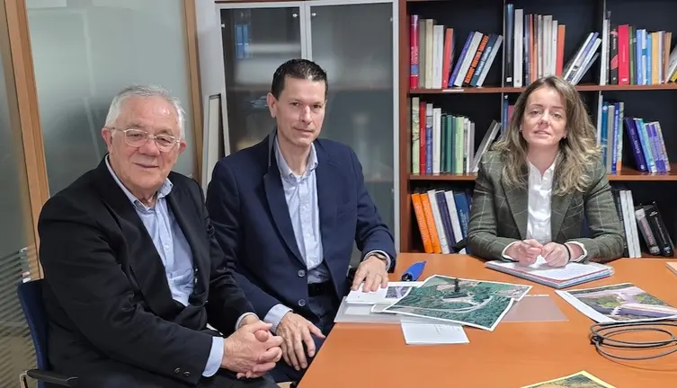 Jose Perez Santos e Eduardo Iglesias da Fundacion Brandomil Reunión coa Directora da Axencia Galega de Infraestruturas