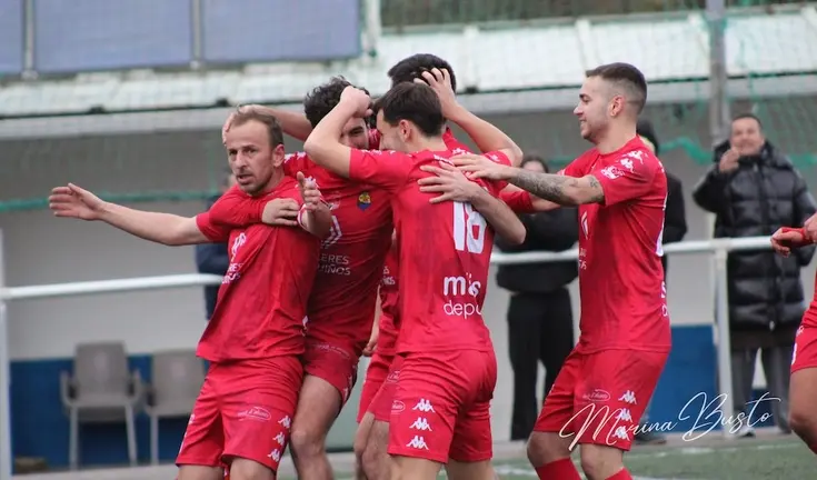 O muxia celebrando o gol de Michael no Camariñas-Muxia-Foto-Marina Busto