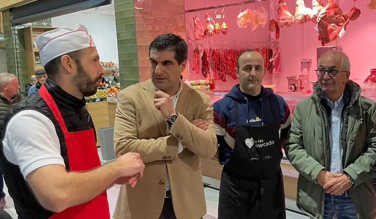 Jesus Picallo nunha visita da Xuntaa o Mercado de Cee