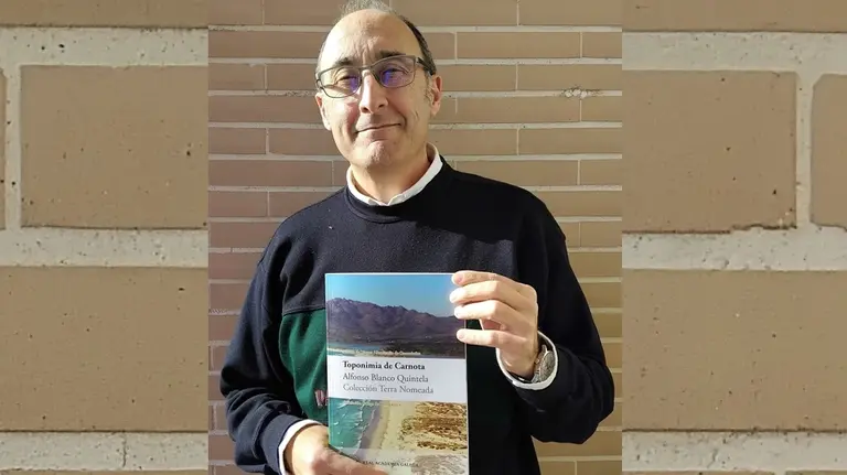 Alfonso Quintela con Toponimia de Carnota