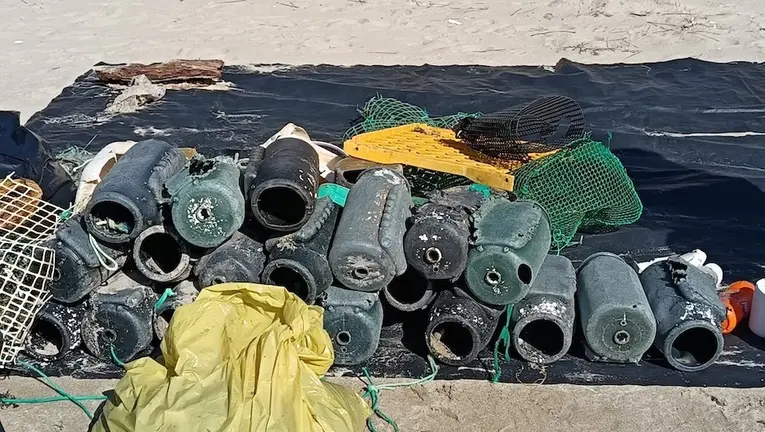 Nasas de plastico recollidas en Estorde por Mar de Fabula