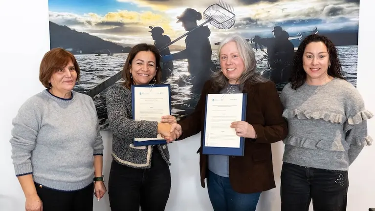 SAN CAETANO  17,00 h.-            A conselleira do Mar, Marta Villaverde, asinar&aacute; un convenio de colaboraci&oacute;n coa Federaci&oacute;n Galega de Redeiras Artes&aacute;s &lsquo;O Peirao&rsquo;. No despacho da conselleira.  foto xo&aacute;n crespo