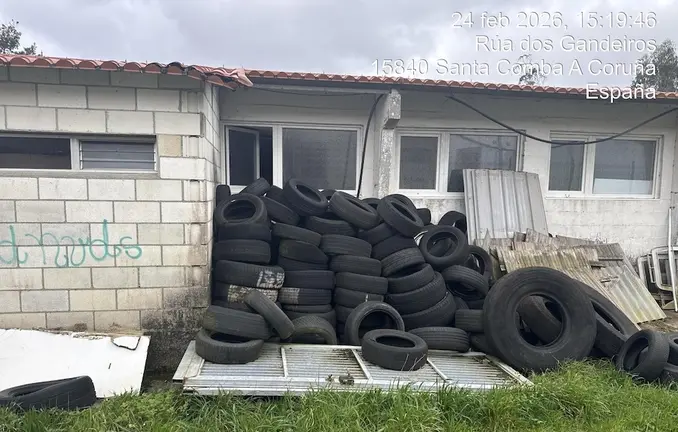 vertido de neumaticos en Santa Comba