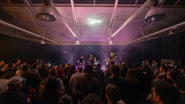 O rock volve encher o Mercado de Abastos de Muros no ciclo Sons no Mercado 2