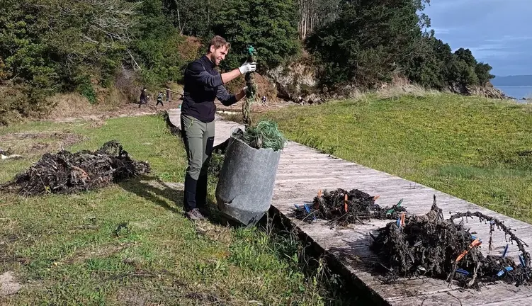 Cordas do mexillon recollidas na praia dos Muinos na limpeza de mar de fabula
