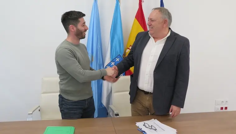 O alcalde da Laracha, José Manuel López Varela, e o presidente da Comisión Informativa de Asuntos Económicos, Facenda e Especial de Contas, Manuel García Montes na presentacion do proxecto orzamentos